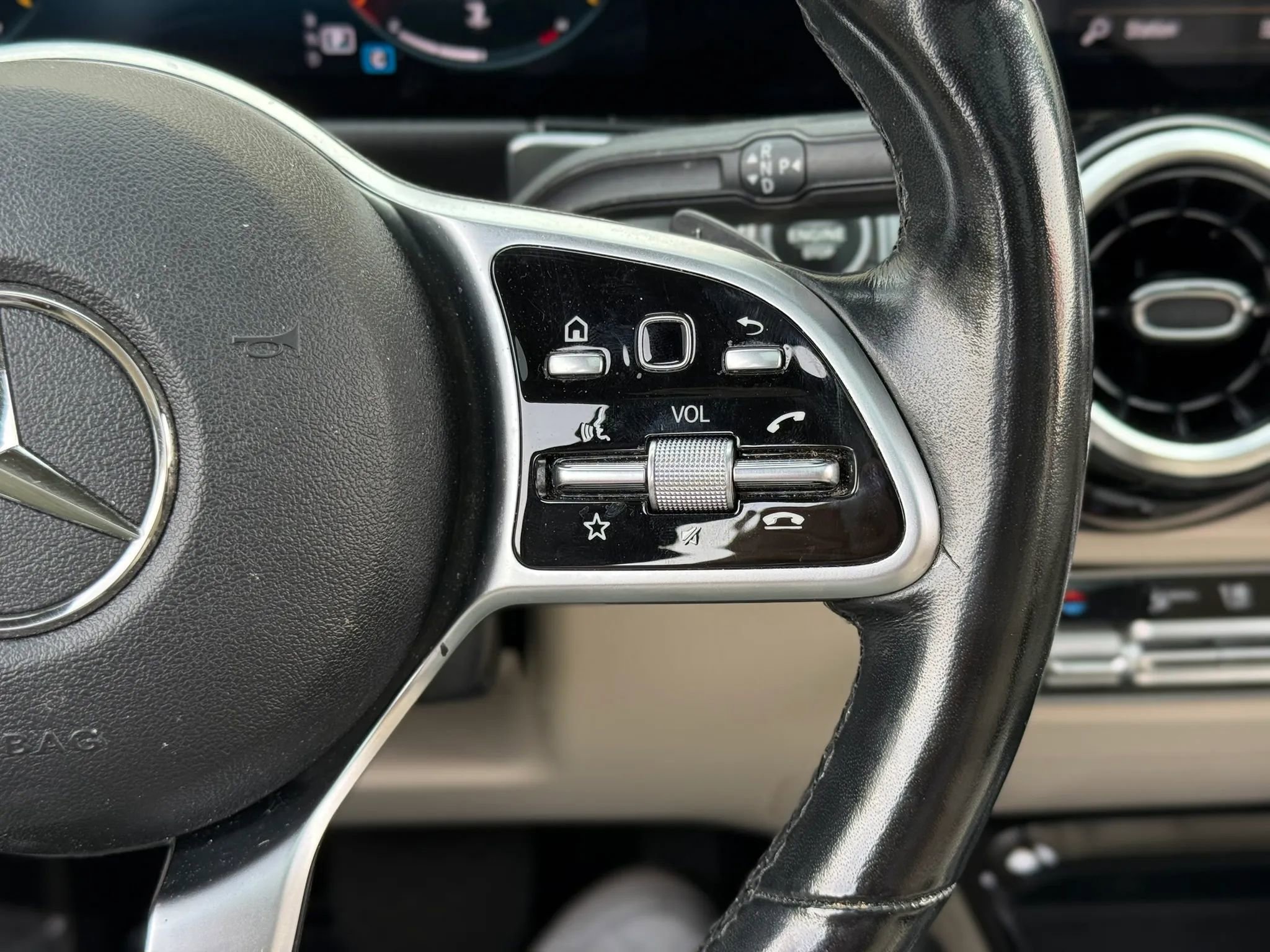 Used 2021 Mercedes-Benz GLB 250 4MATIC w/ Premium Package image 19