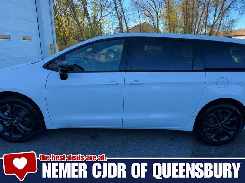 New 2026 Chrysler Pacifica Select AWD/4WD image 5