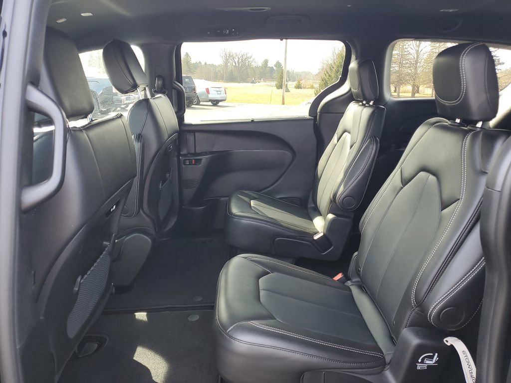 Used 2025 Chrysler Pacifica Select FWD image 29