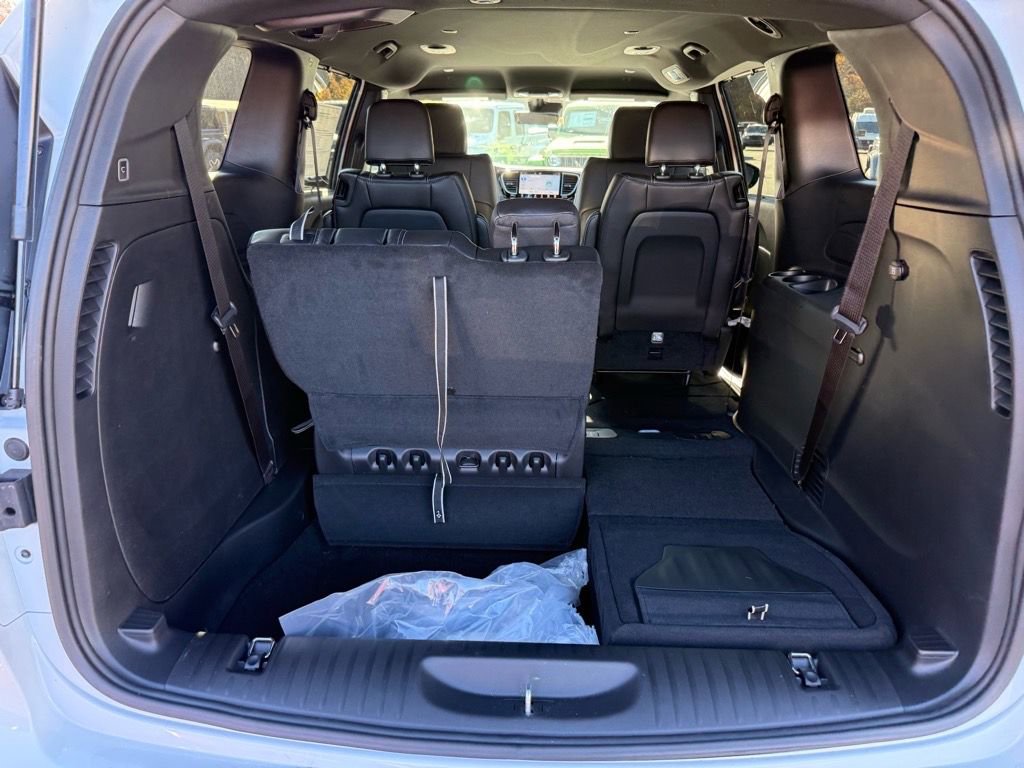 New 2026 Chrysler Voyager LX FWD image 17