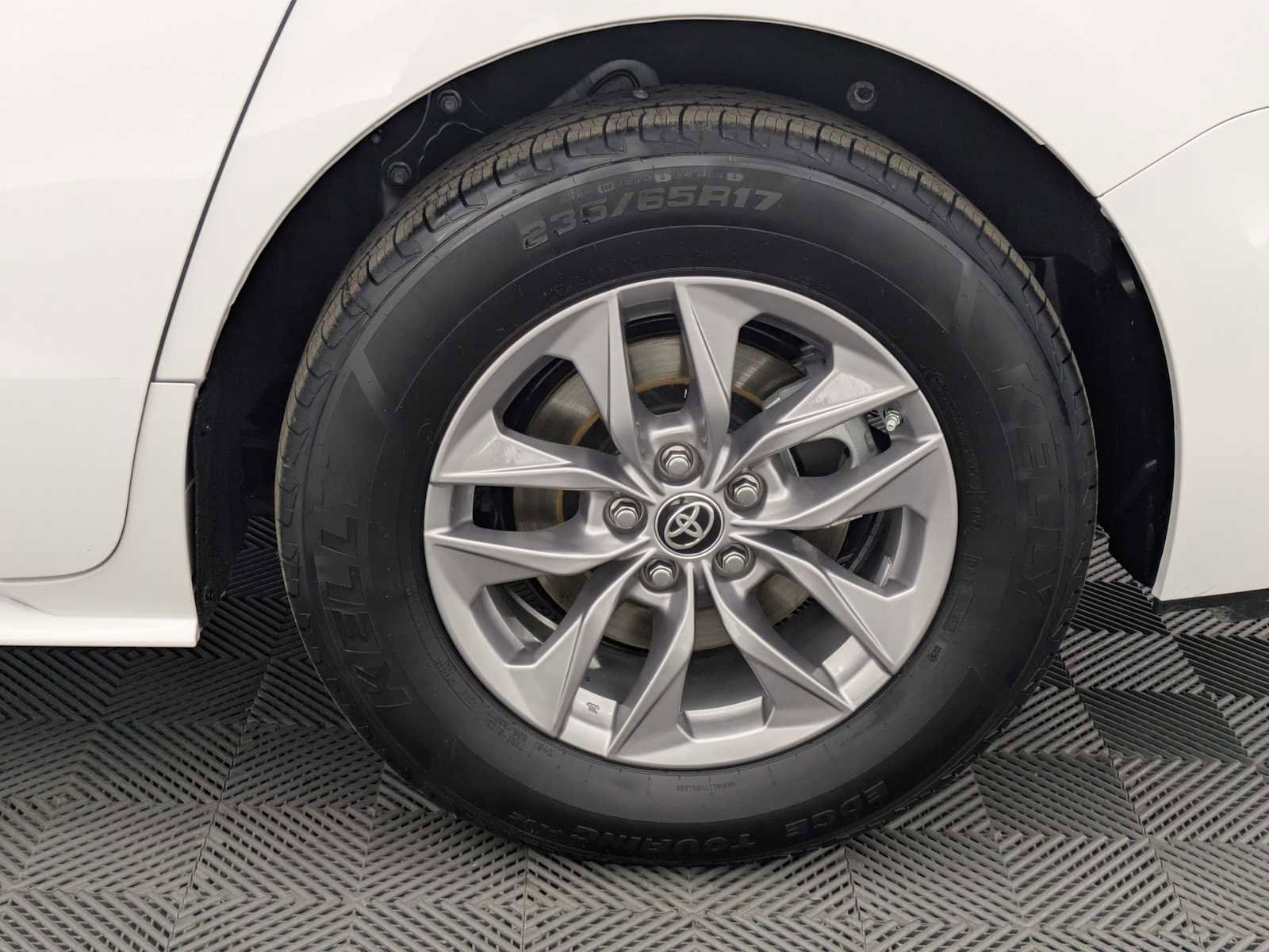 Used 2024 Toyota Sienna LE w/ LE Plus Package FWD image 13