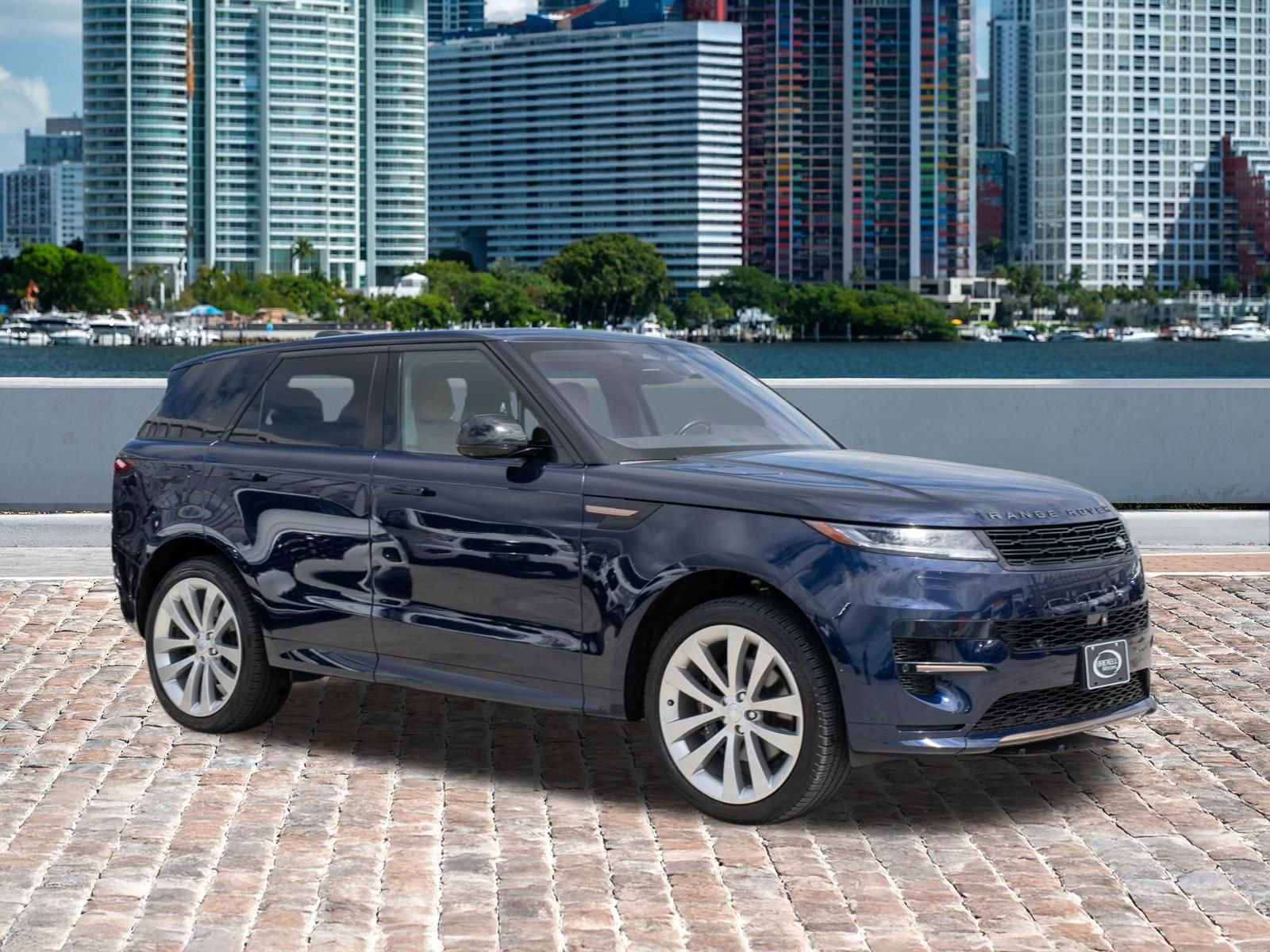 Used 2023 Land Rover Range Rover Sport SE Dynamic AWD/4WD image 3