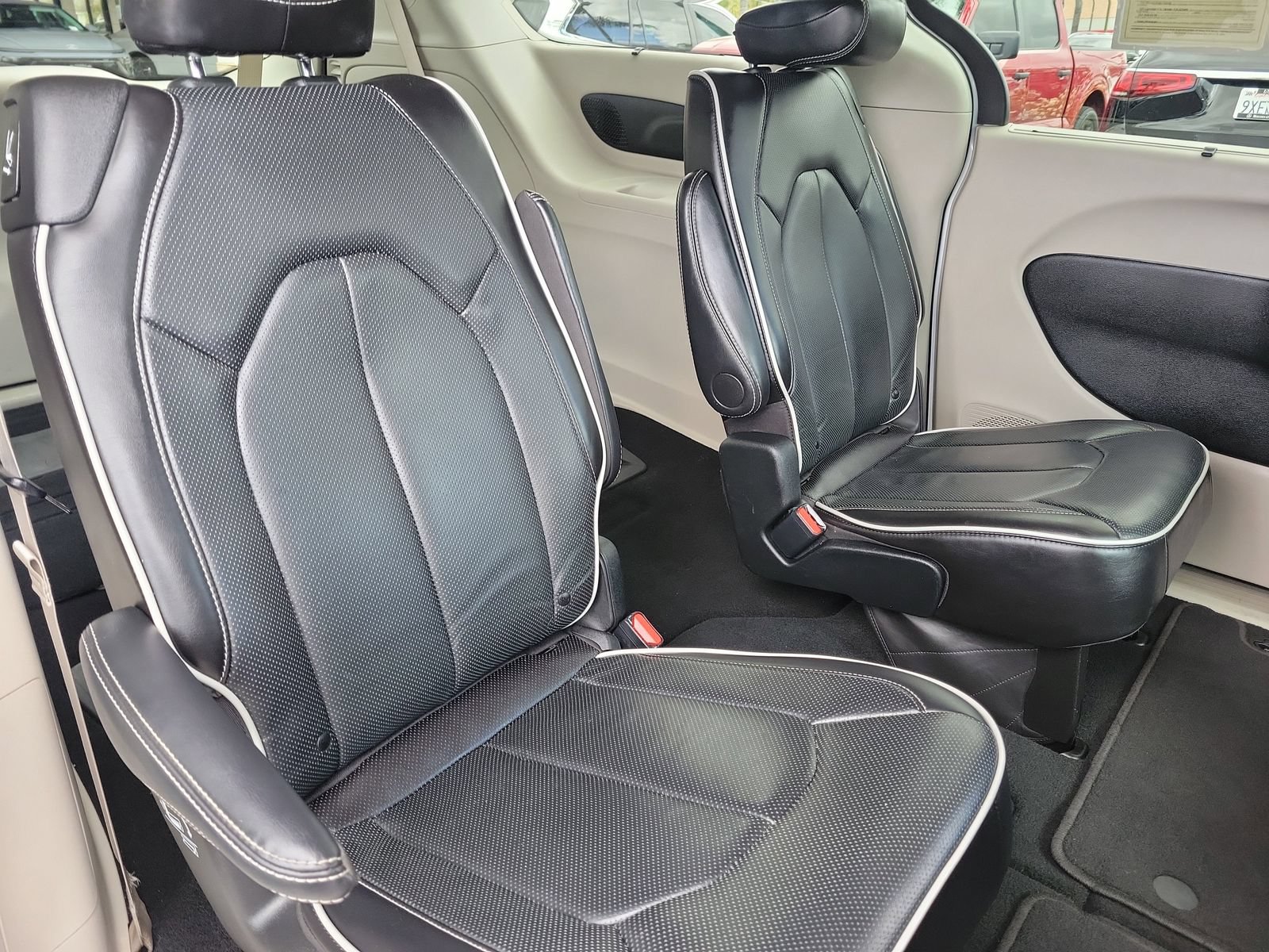 Used 2024 Chrysler Pacifica Limited FWD image 25