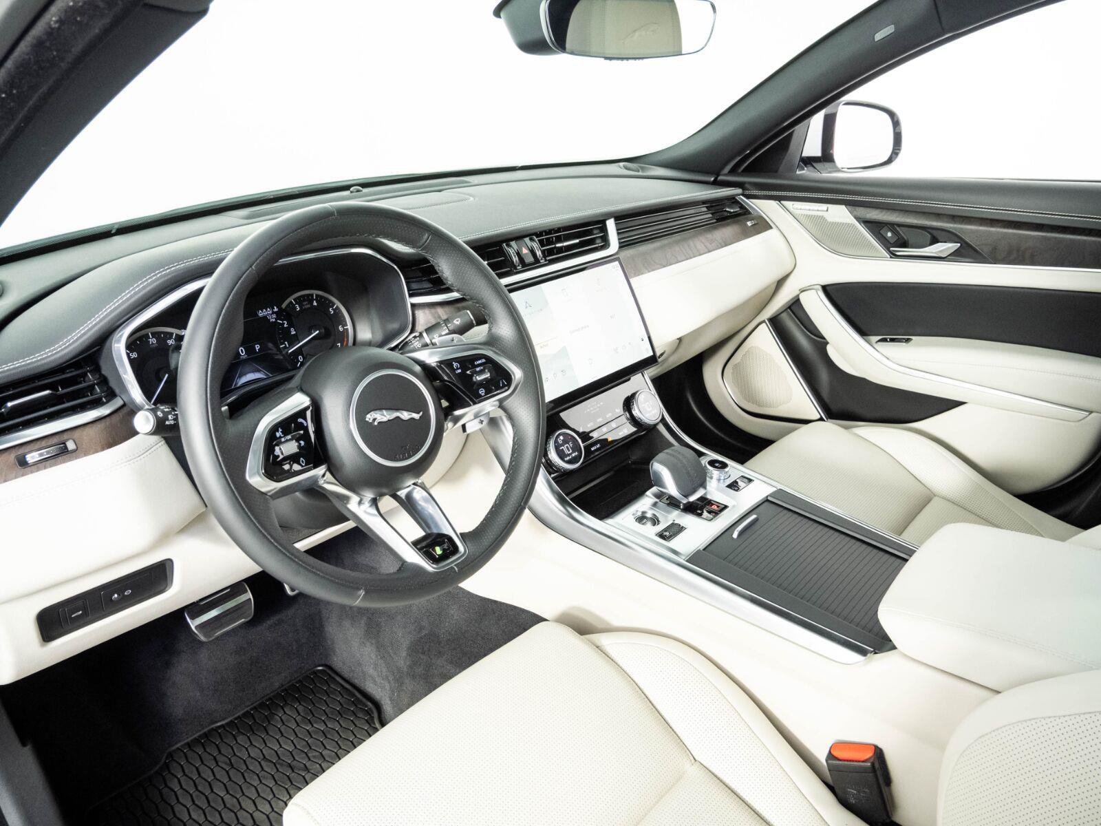 Used 2022 Jaguar XF R-Dynamic SE AWD/4WD image 4