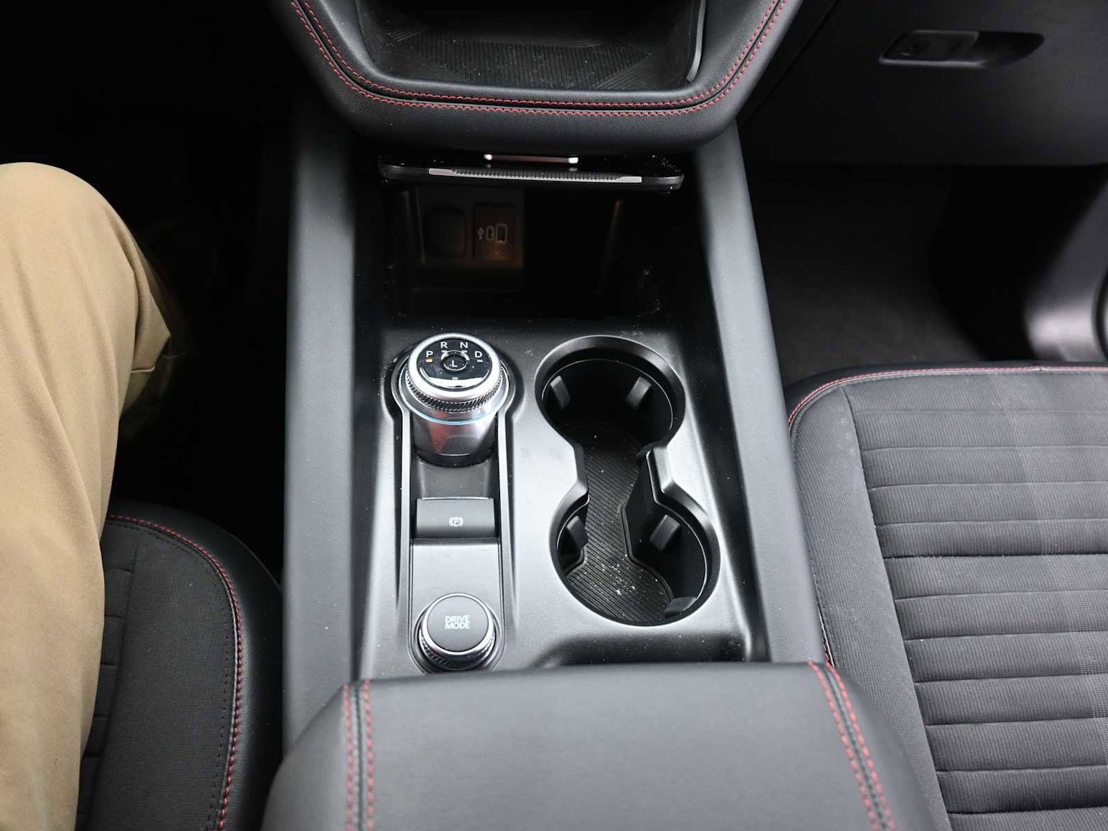 Used 2025 Ford Explorer ST-Line w/ ST-Line Street Pack image 14