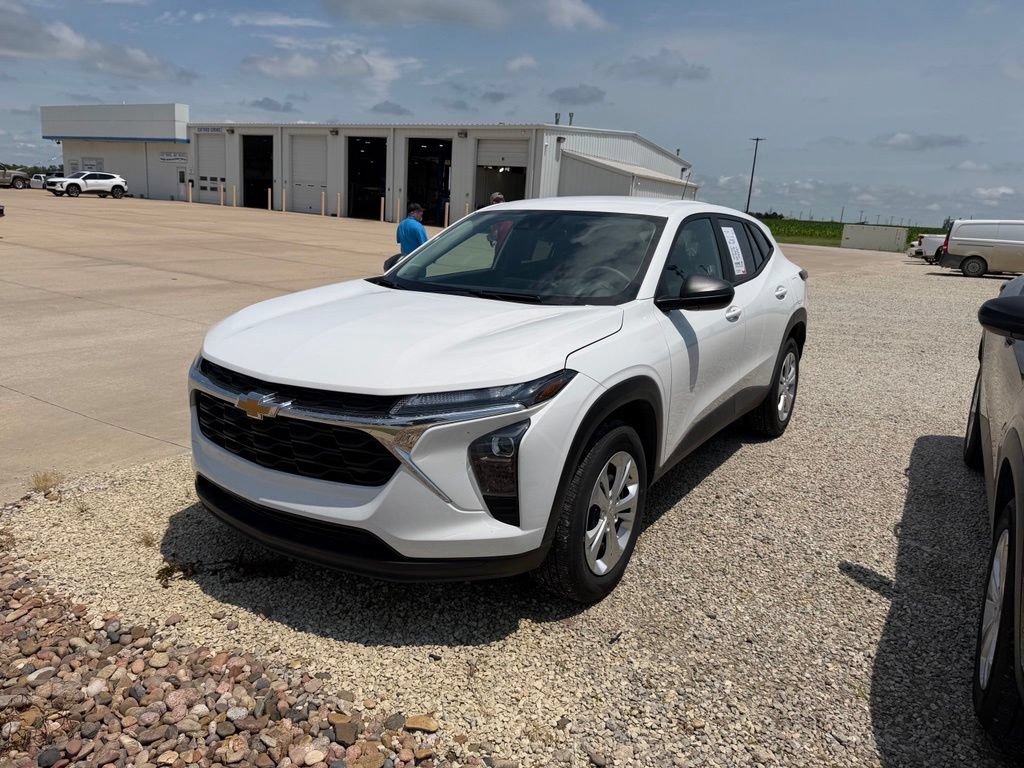 Used 2026 Chevrolet Trax LS FWD image 2