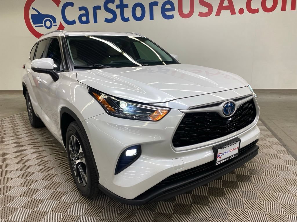 Used 2024 Toyota Highlander XLE FWD image 2