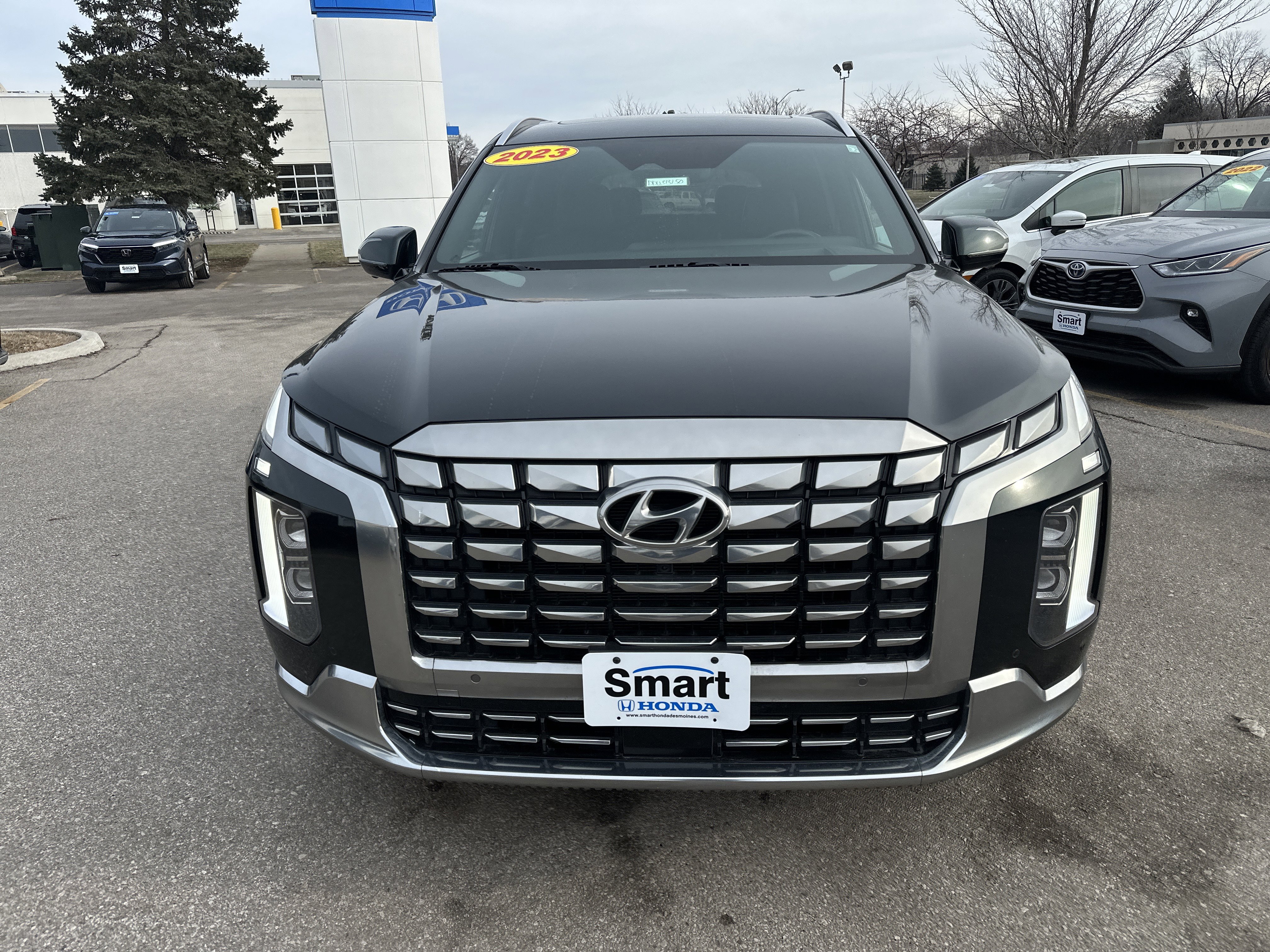 Used 2023 Hyundai Palisade Calligraphy image 2