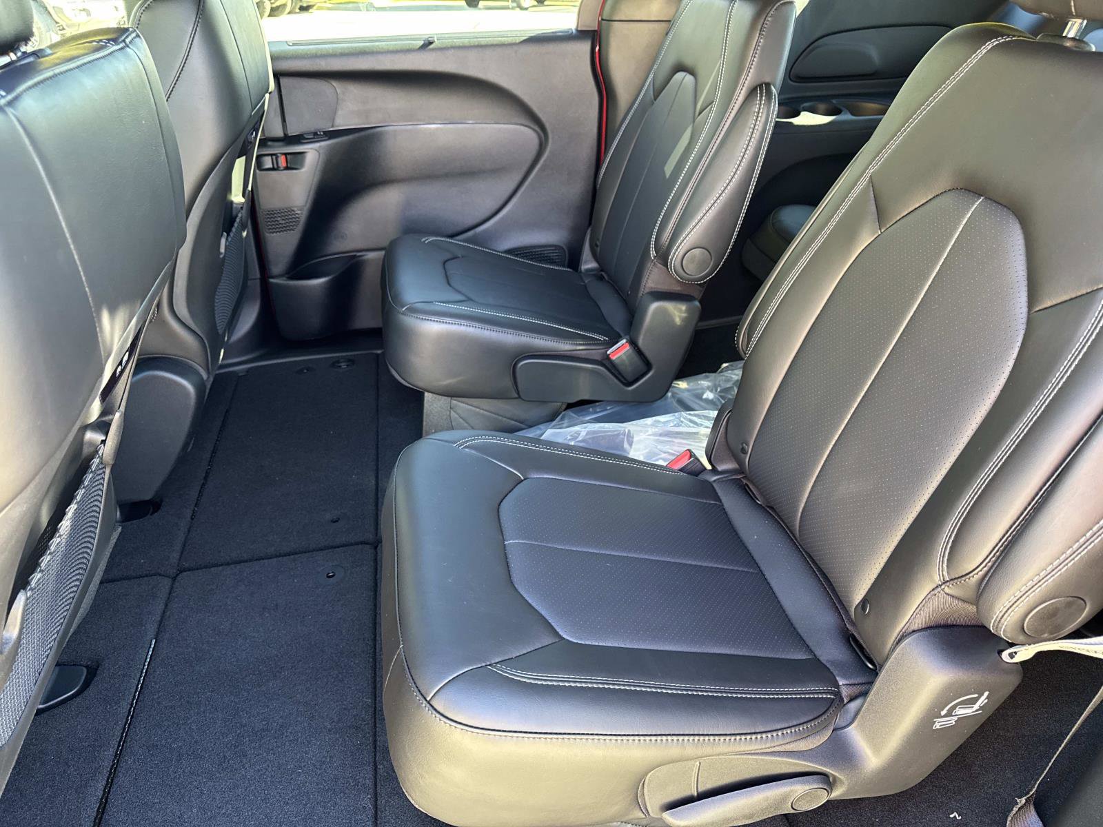 New 2026 Chrysler Pacifica Select image 12