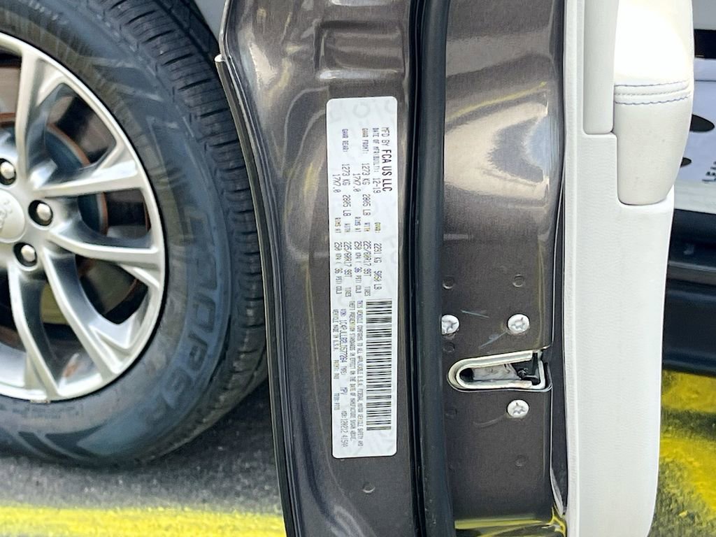 Certified 2020 Jeep Cherokee Latitude Plus w/ Comfort/Convenience Group FWD image 28