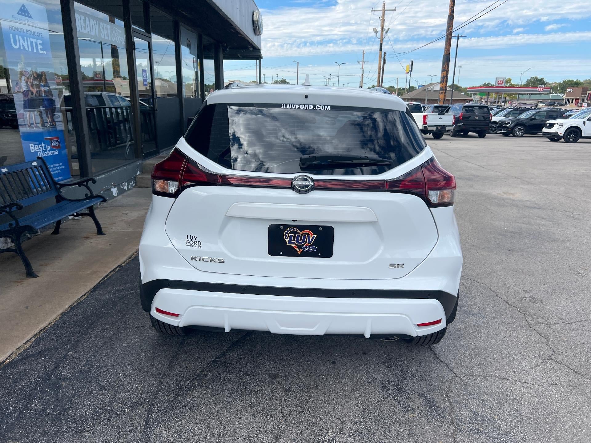 Used 2023 Nissan Kicks SR w/ SR Premium Package FWD image 3