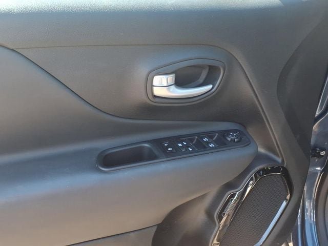 Used 2023 Jeep Renegade Altitude AWD/4WD image 9