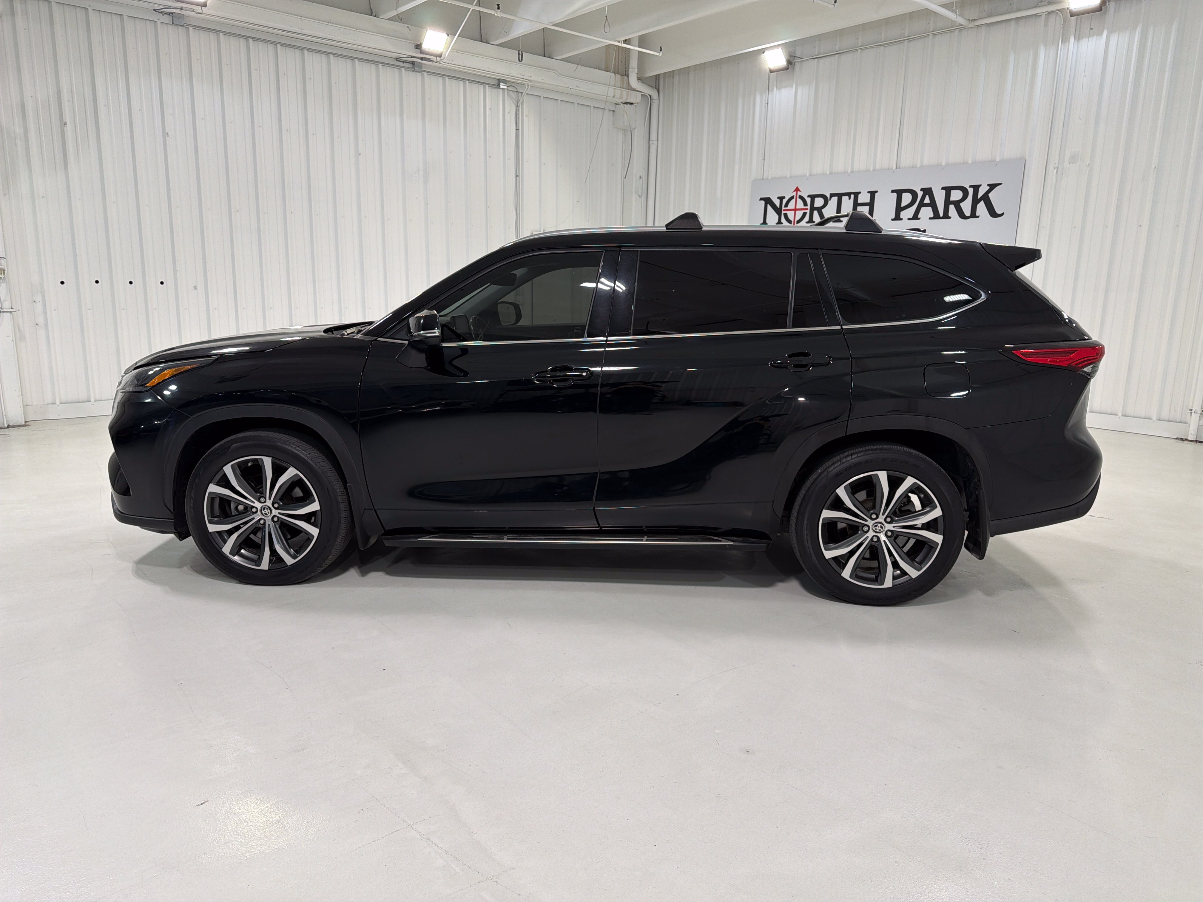 Used 2021 Toyota Highlander XLE FWD image 2