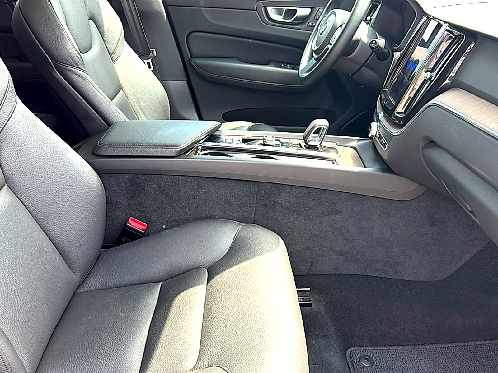 Used 2022 Volvo XC60 B5 Momentum AWD/4WD image 24