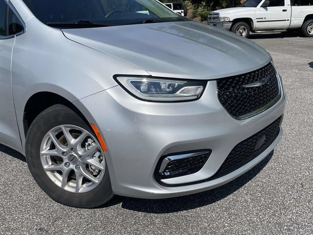 Used 2024 Chrysler Pacifica Touring-L FWD image 9