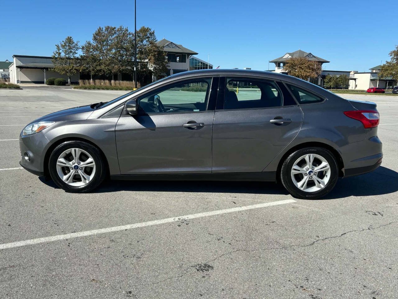 Used 2014 Ford Focus SE w/ SE Winter Package FWD image 3