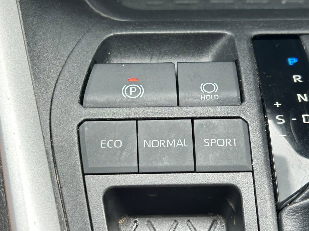 Used 2020 Toyota RAV4 XLE Premium FWD image 28