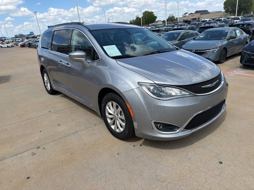 Used 2017 Chrysler Pacifica Touring-L image 7