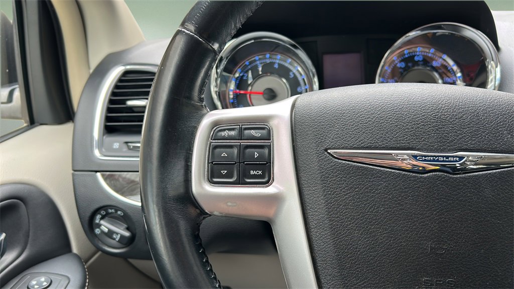 Used 2014 Chrysler Town & Country Touring image 26