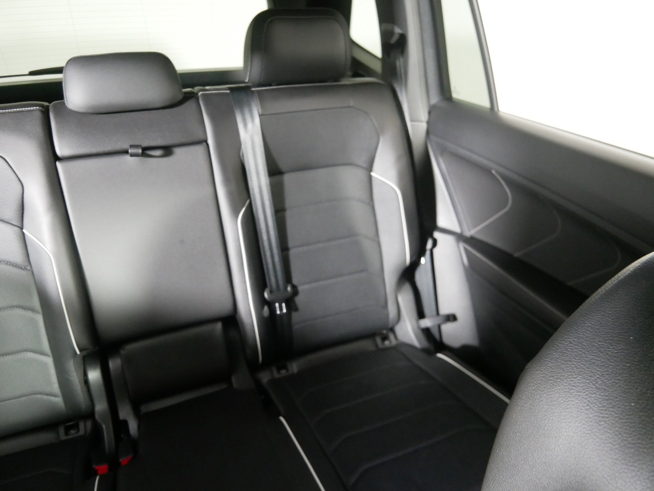 Used 2023 Volkswagen Tiguan SEL R-Line image 14