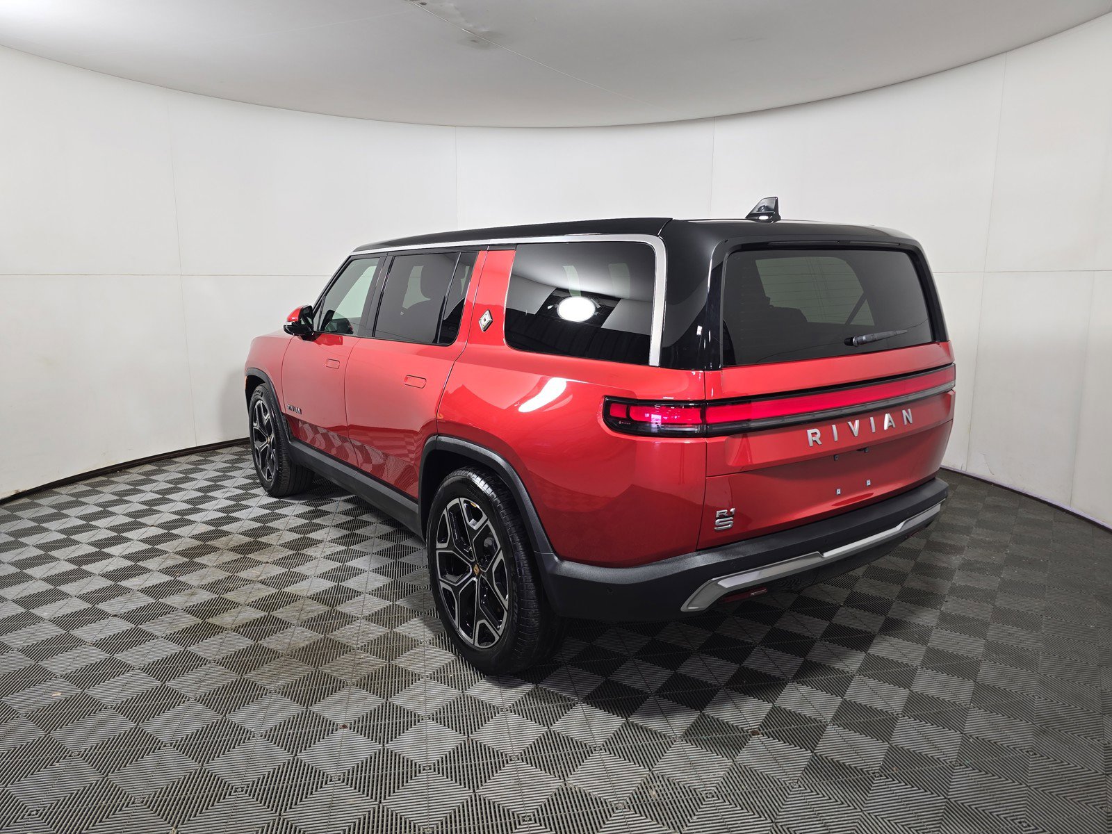 Used 2025 Rivian R1S Adventure image 3