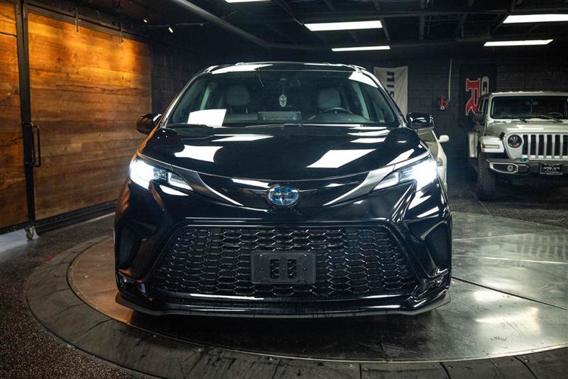 Used 2024 Toyota Sienna XSE w/ XSE Plus Package FWD image 4