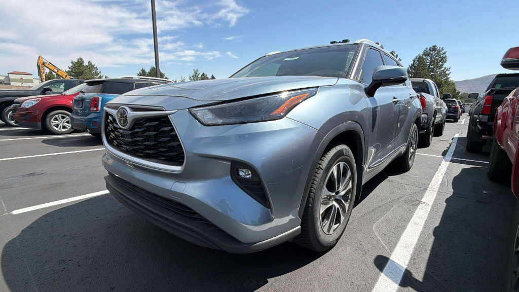 Used 2022 Toyota Highlander XLE AWD/4WD image 4