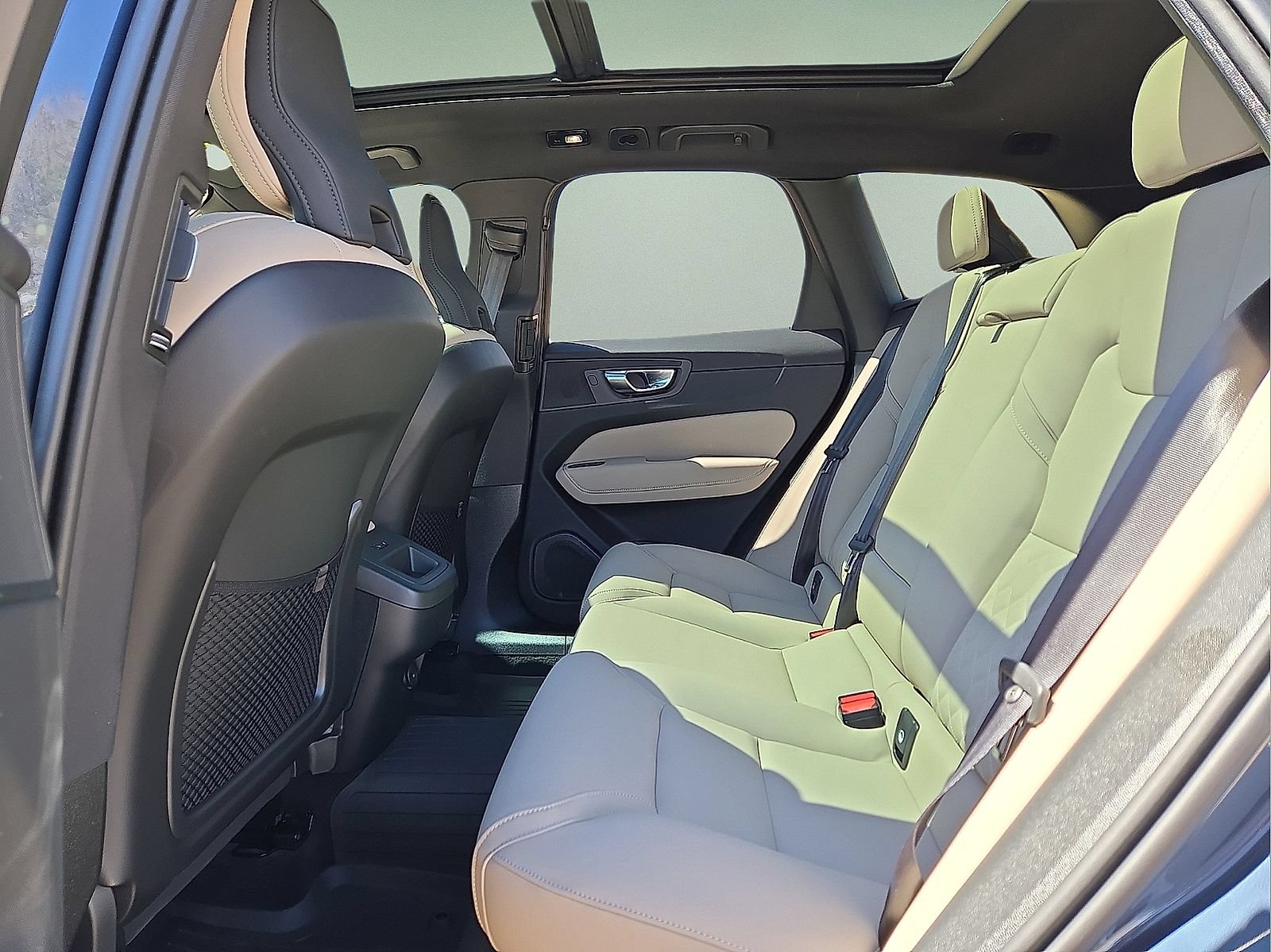 New 2026 Volvo XC60 B5 Plus w/ Protection Package Premier AWD/4WD image 15
