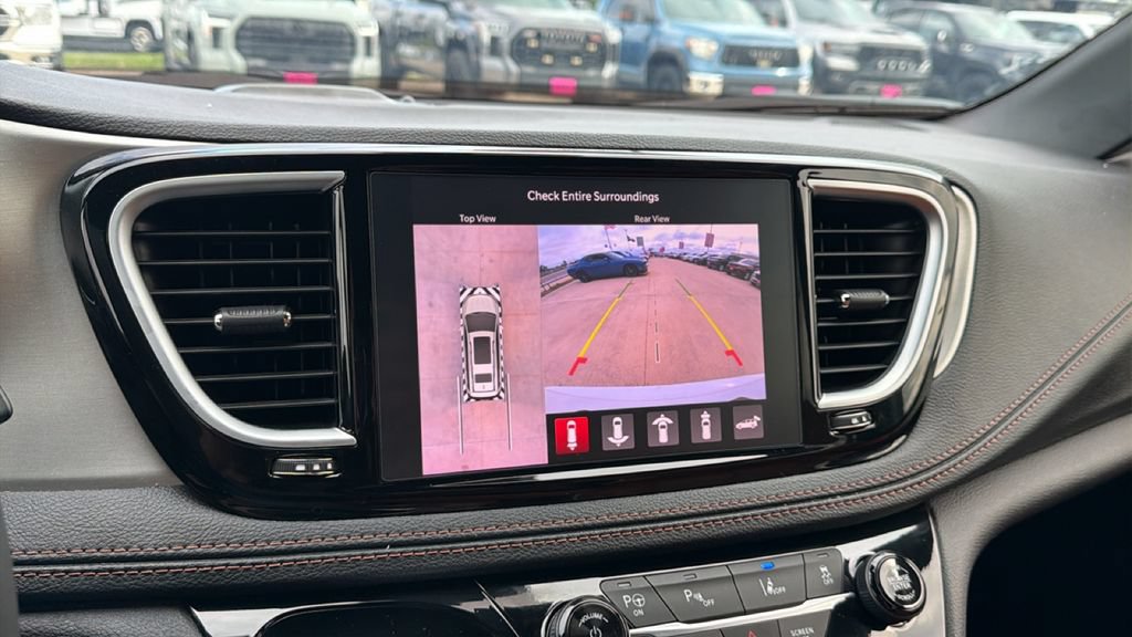 Used 2025 Chrysler Pacifica Pinnacle FWD image 21