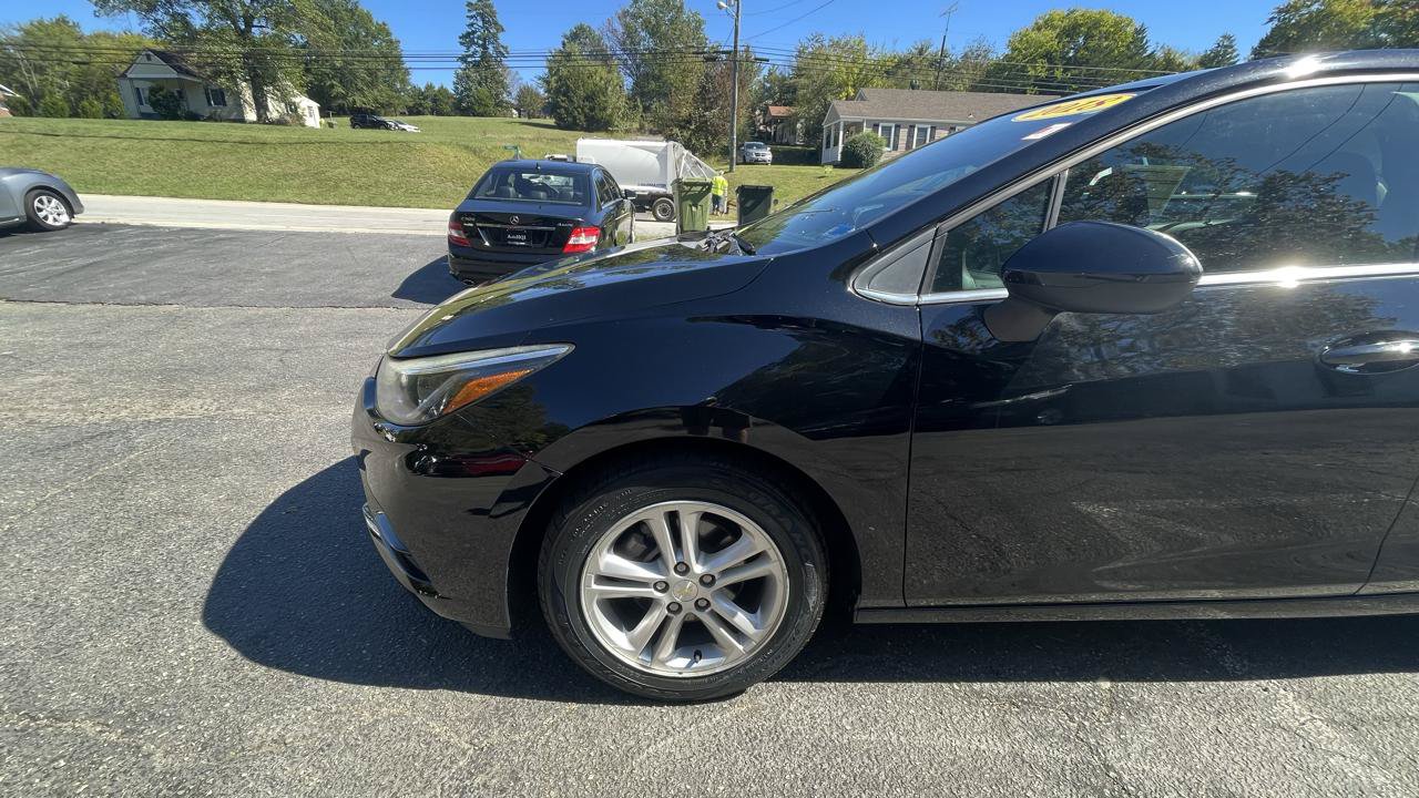 Used 2018 Chevrolet Cruze LT FWD image 2
