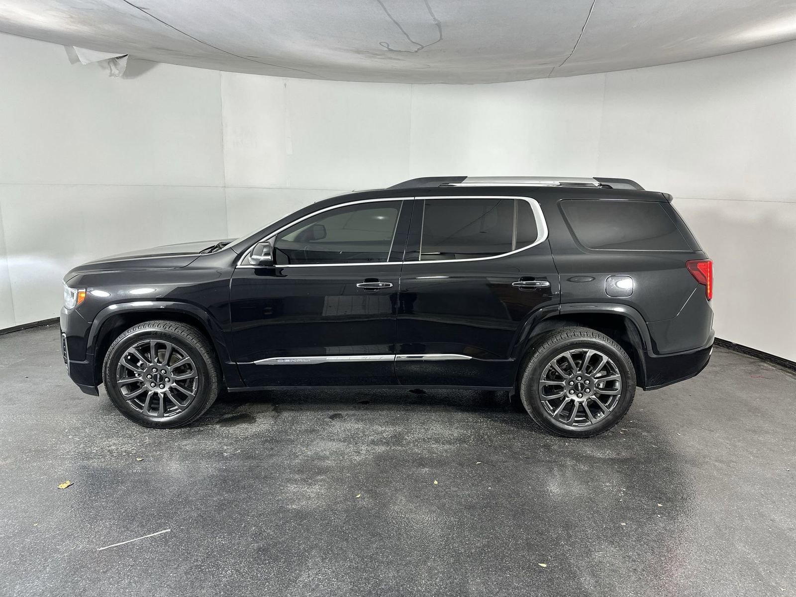 Used 2023 GMC Acadia Denali w/ Black Diamond Edition image 8