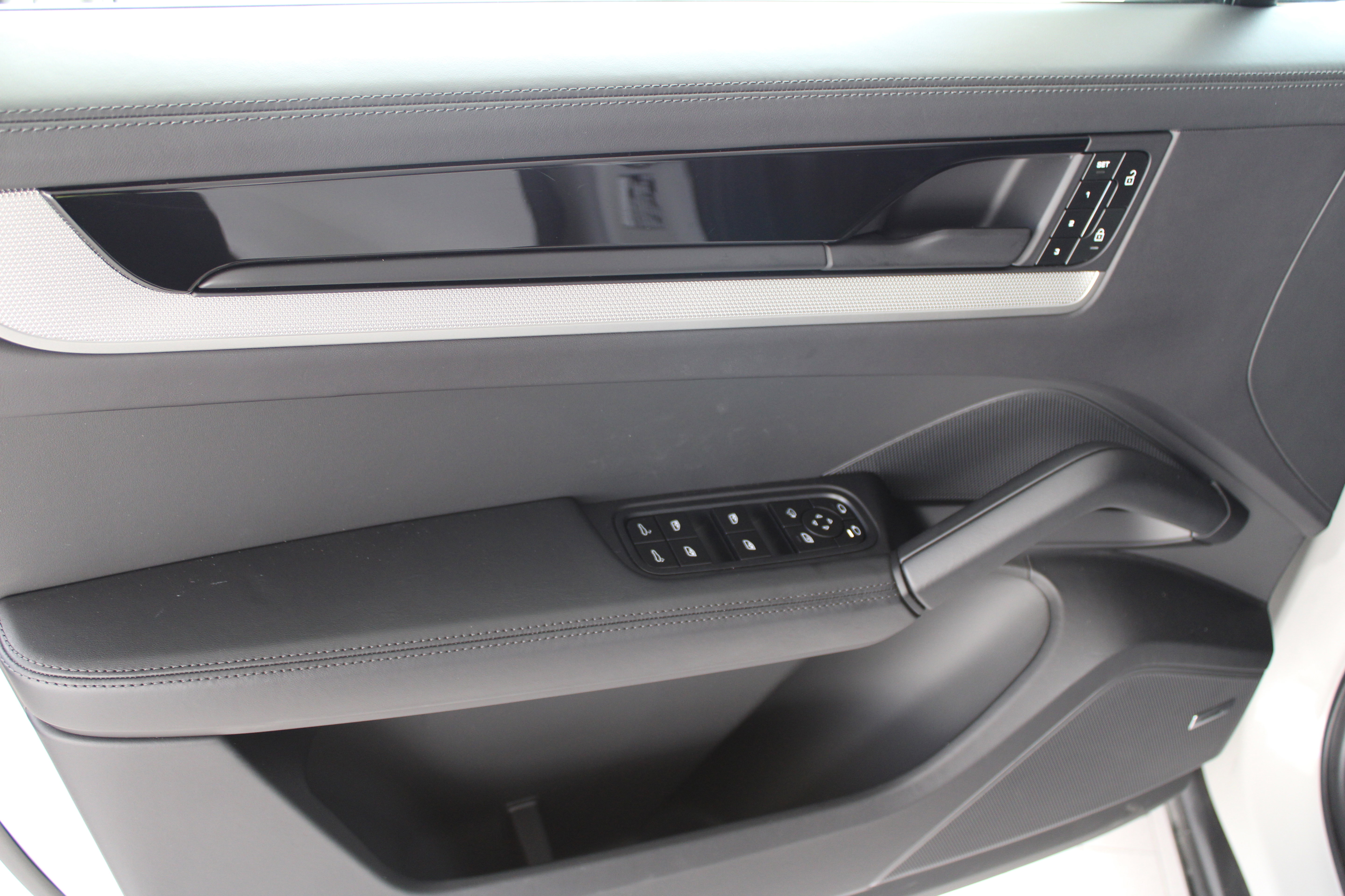 Certified 2025 Porsche Cayenne image 18