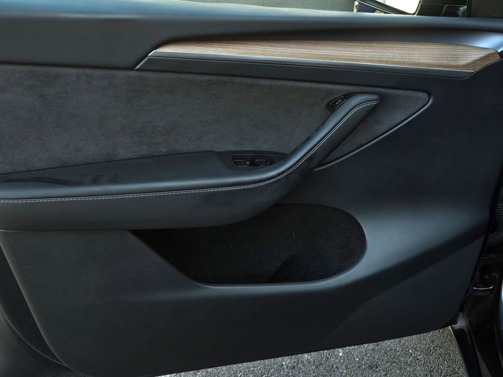 Used 2025 Tesla Model Y Long Range image 10