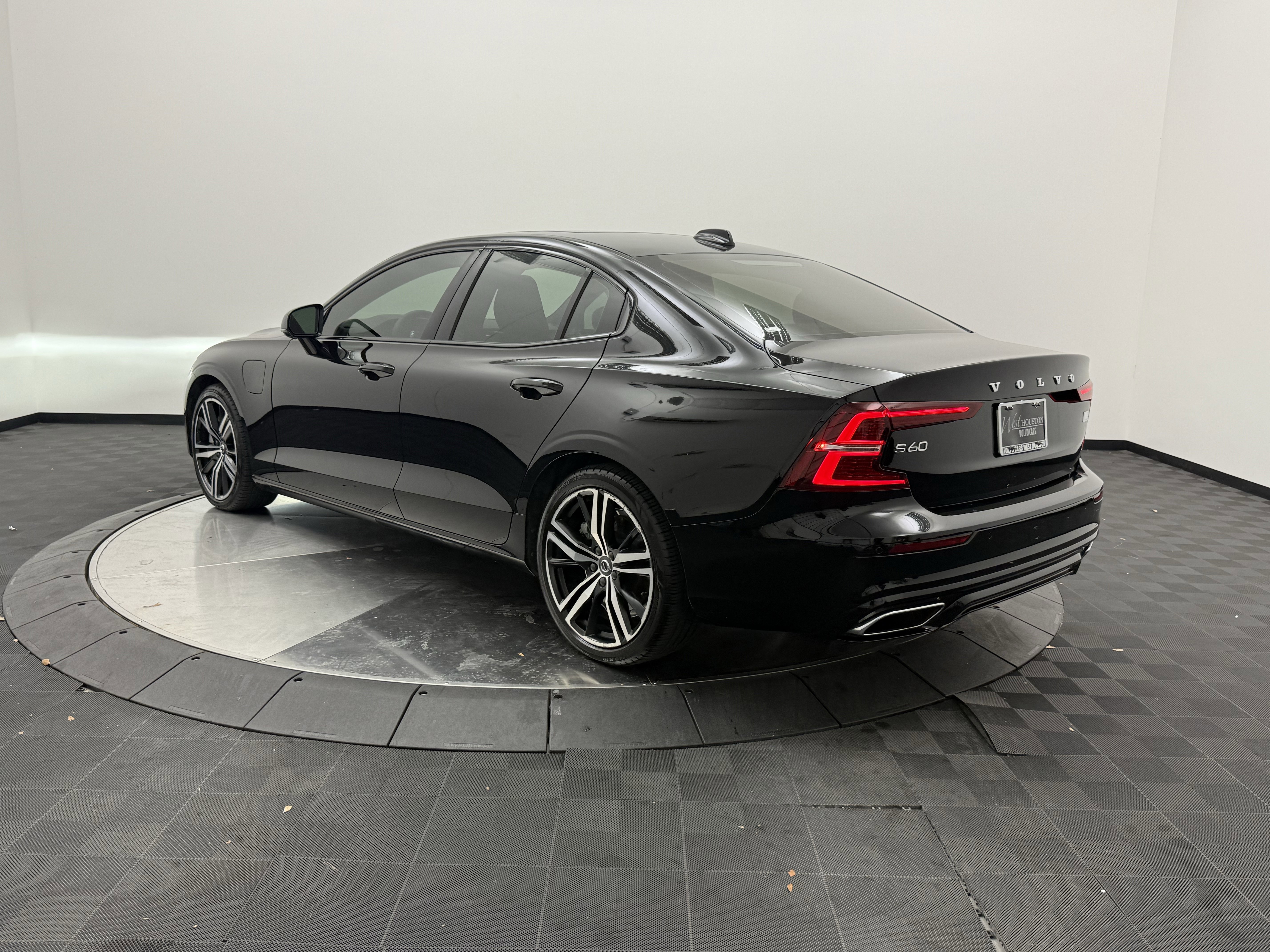 Used 2021 Volvo S60 T8 R-Design w/ Climate Package AWD/4WD image 5