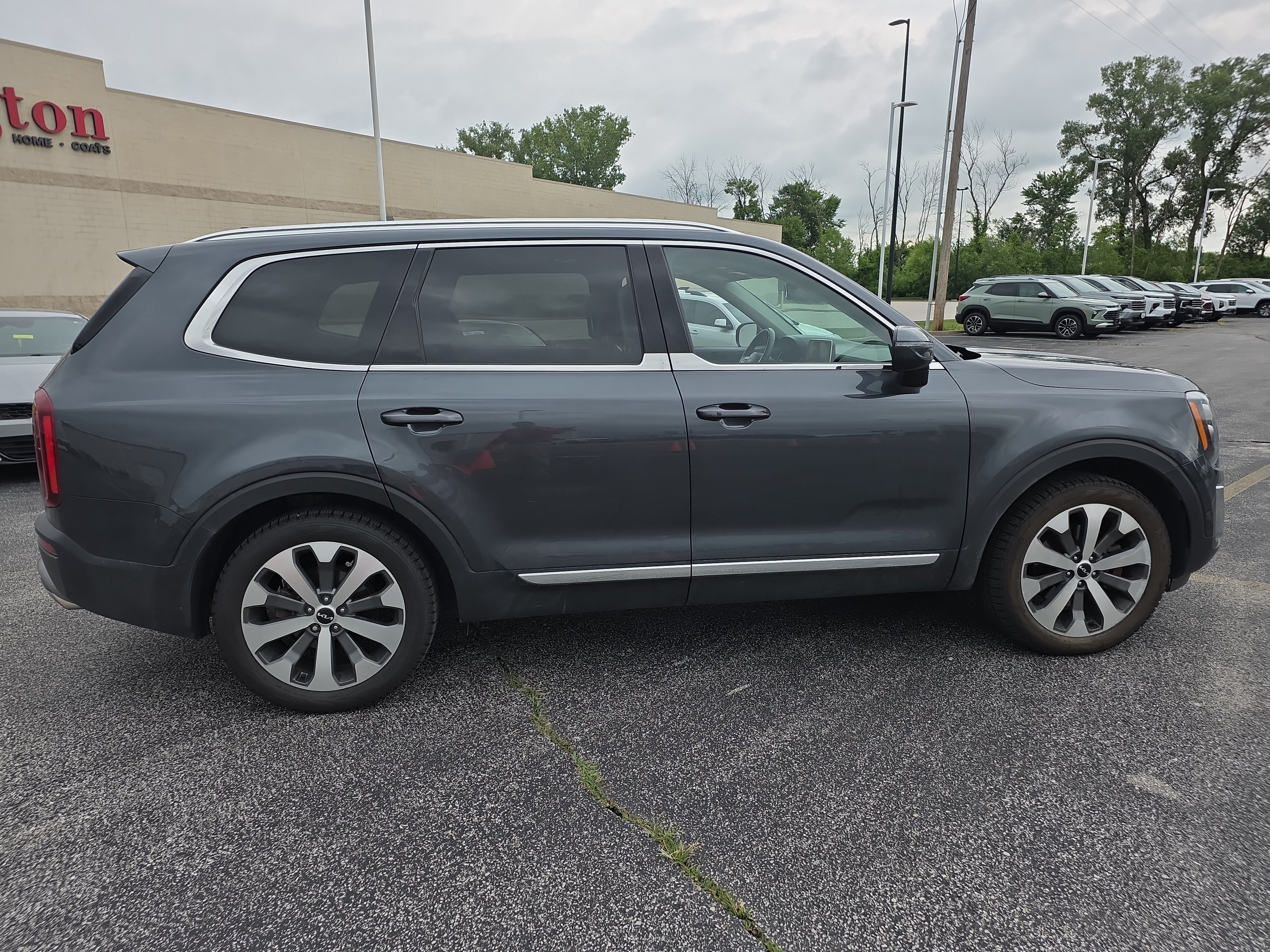 Used 2022 Kia Telluride EX w/ EX Premium Package FWD image 3