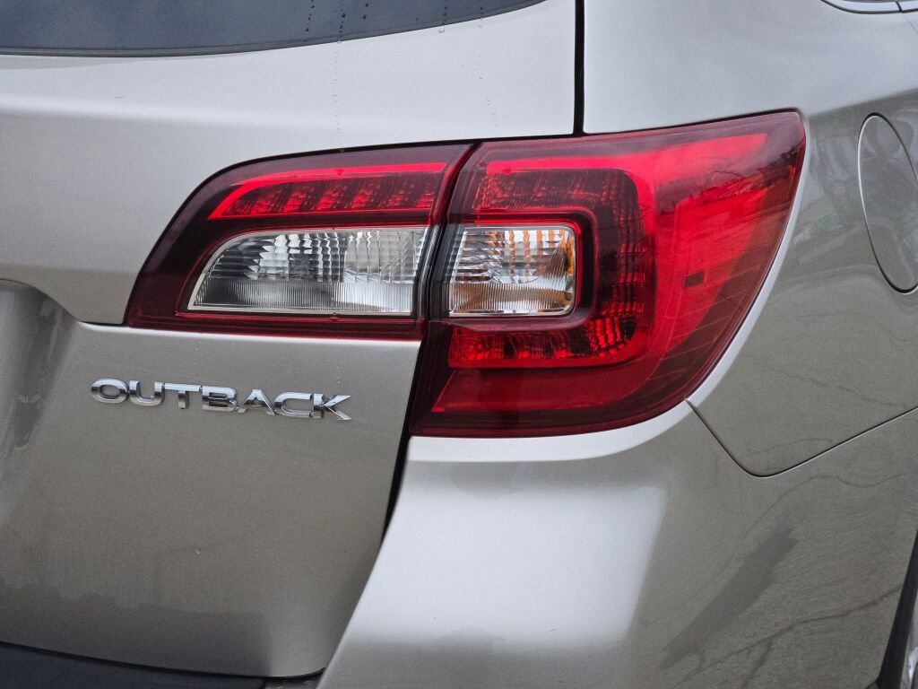 Used 2018 Subaru Outback 2.5i Premium image 11