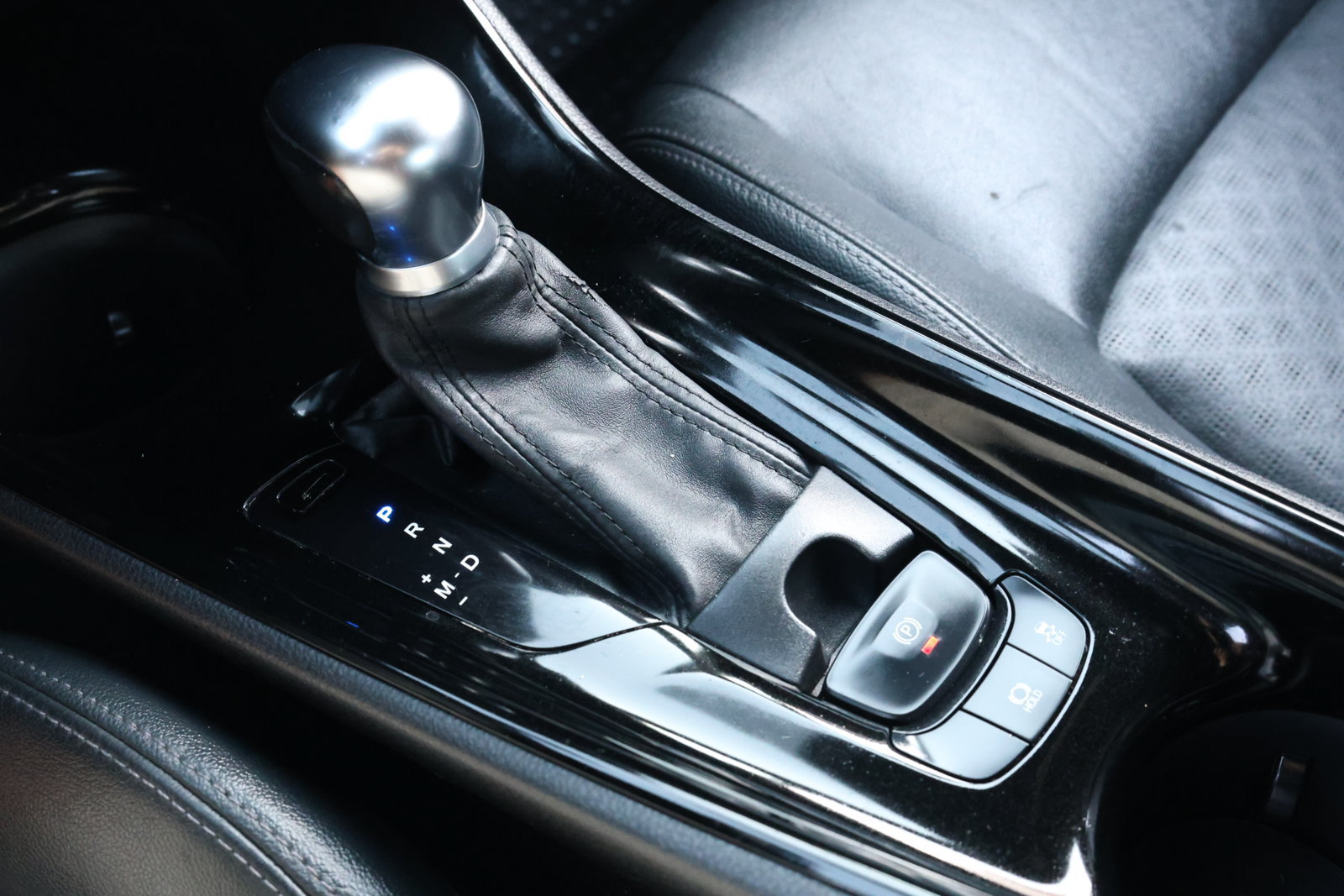Used 2019 Toyota C-HR Limited FWD image 22