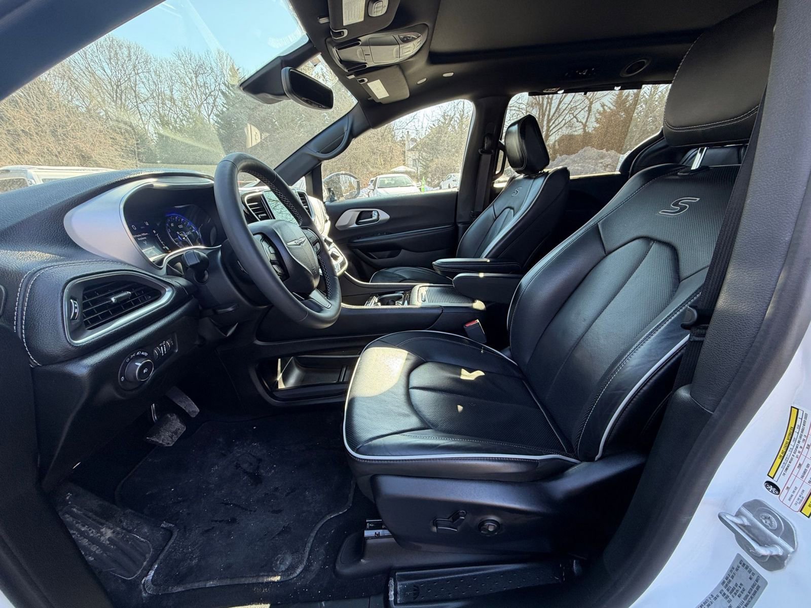 Used 2025 Chrysler Pacifica Limited image 27