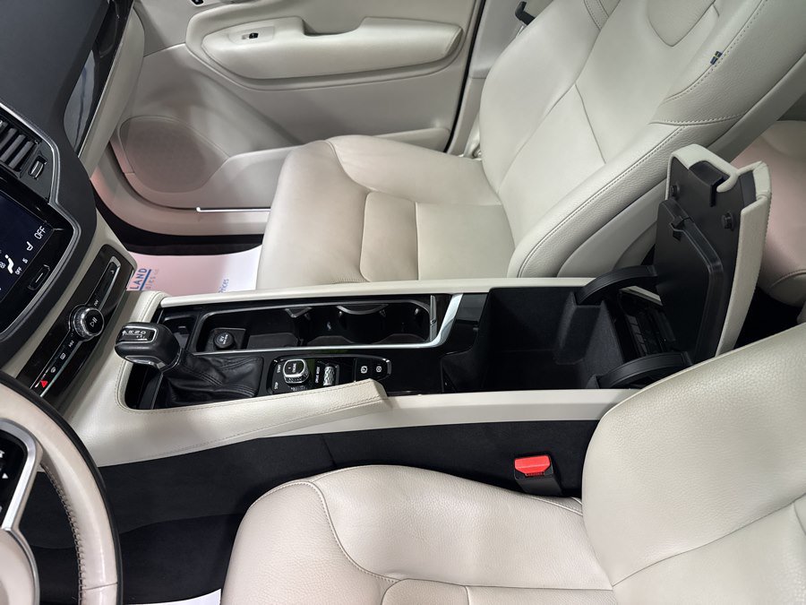 Used 2017 Volvo XC90 T6 Momentum w/ Vision Package AWD/4WD image 7