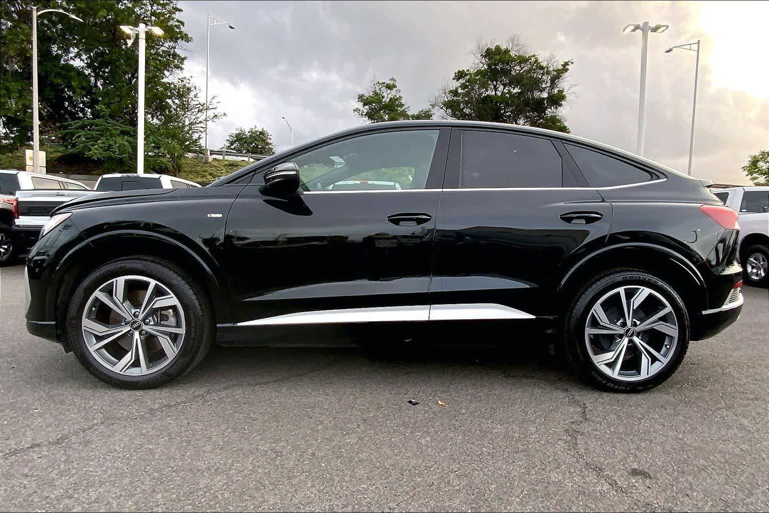 Used 2024 Audi Q4 e-tron Premium AWD/4WD image 3