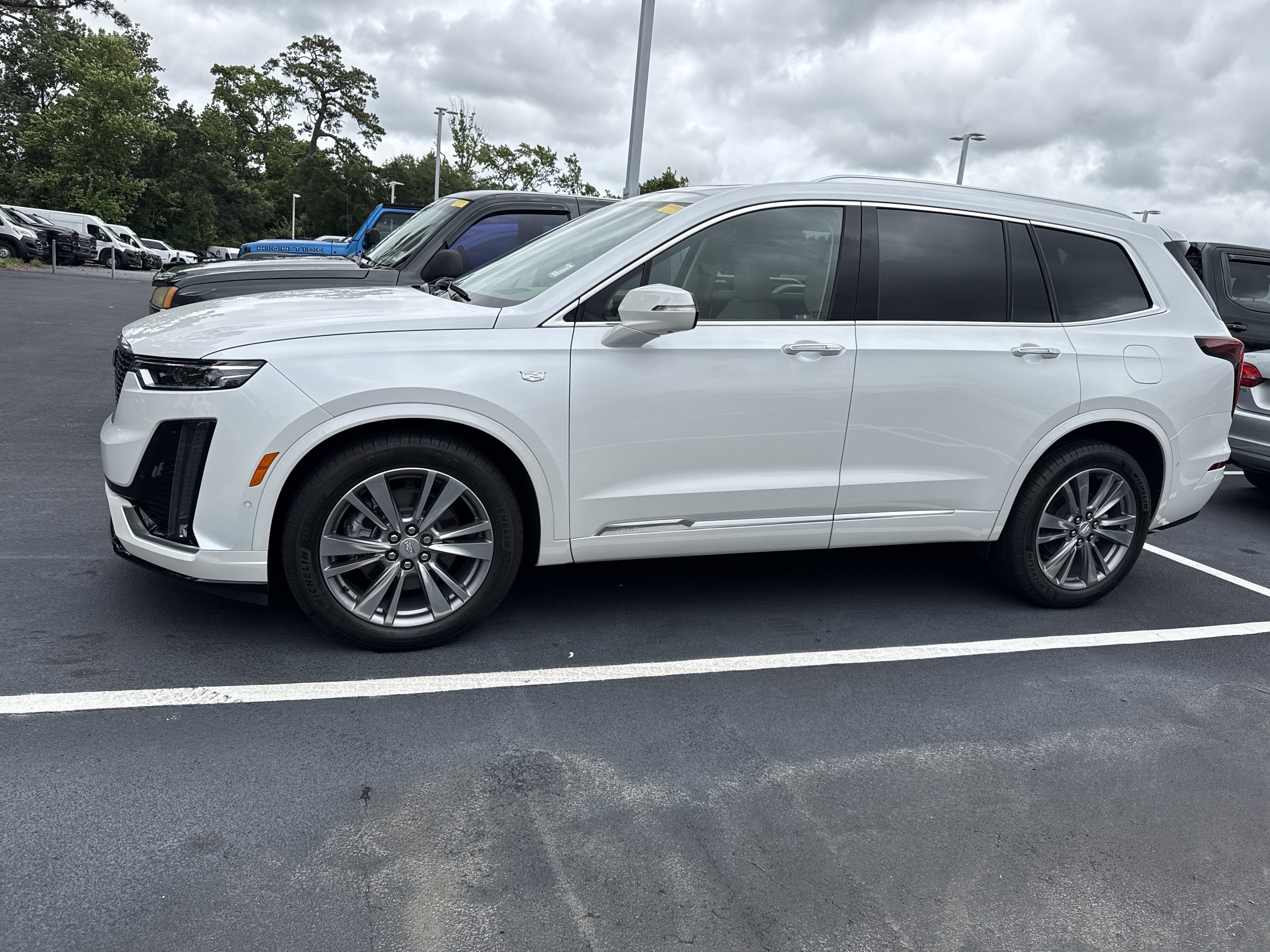 Used 2025 Cadillac XT6 Premium Luxury w/ Technology Package AWD/4WD image 7
