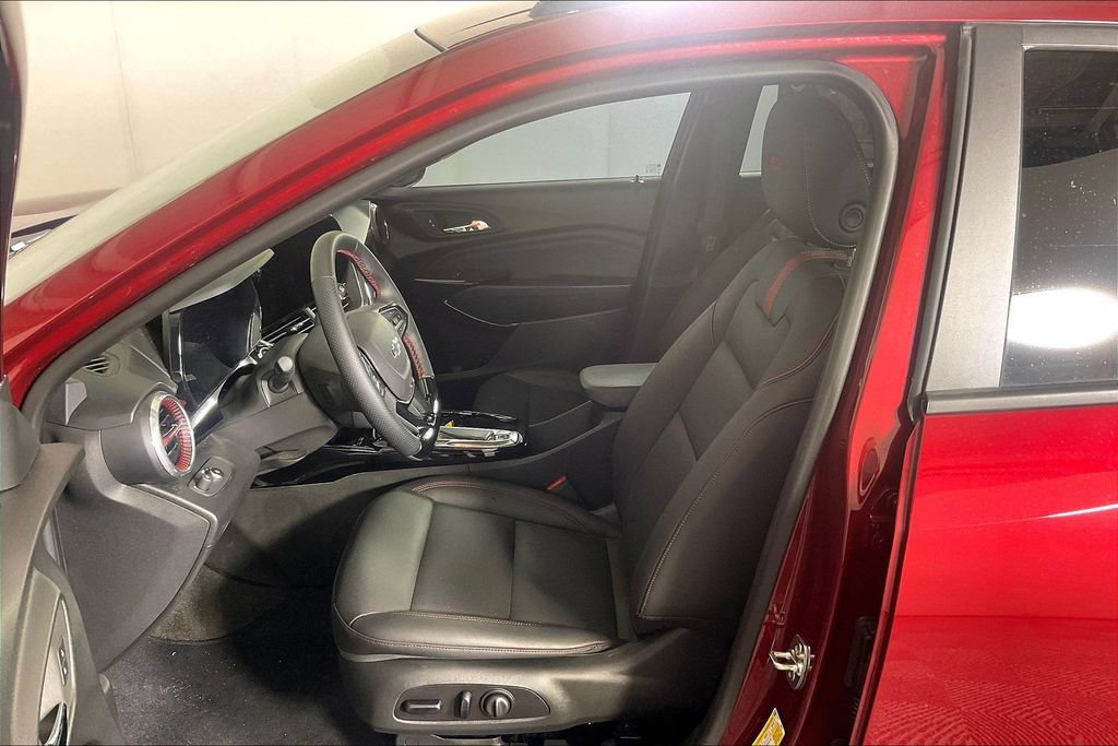 Used 2025 Chevrolet Trax RS w/ Sunroof Package FWD image 32
