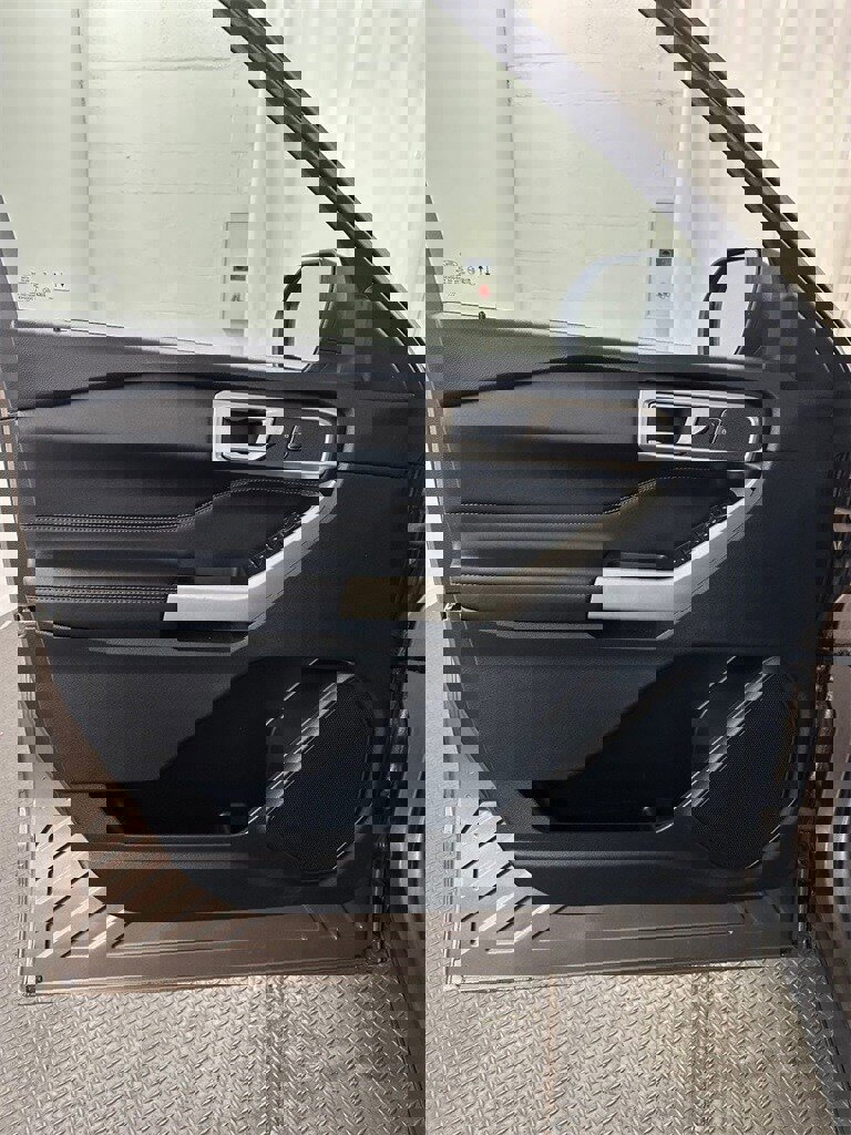 Used 2021 Ford Explorer XLT w/ Equipment Group 202A image 8