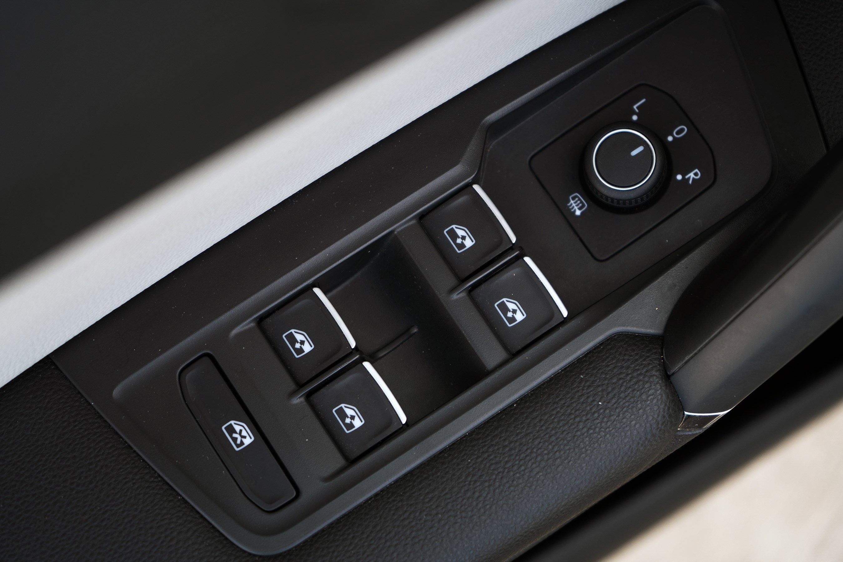 Used 2020 Volkswagen Tiguan SE w/ Panoramic Sunroof Package image 38