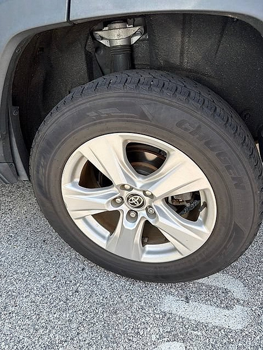 Used 2021 Toyota RAV4 XLE AWD/4WD image 3