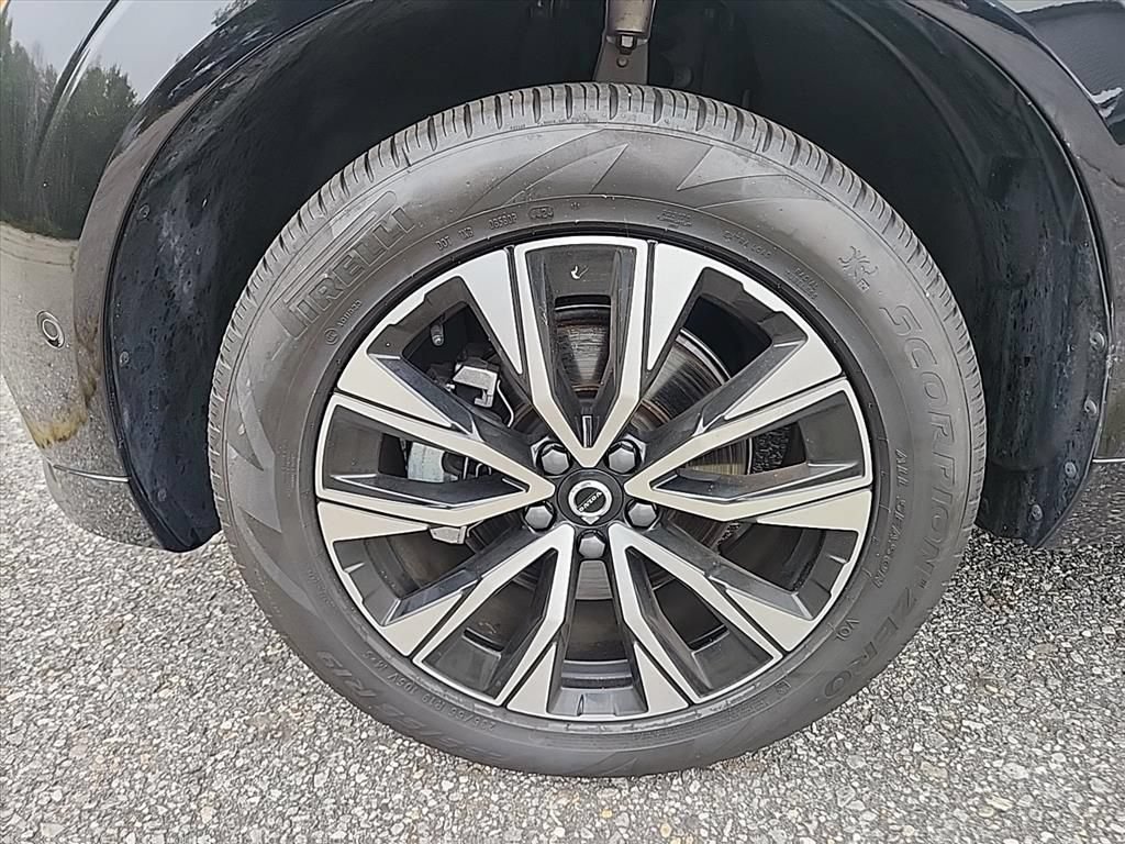 Certified 2025 Volvo XC60 B5 Plus w/ Climate Package AWD/4WD image 8