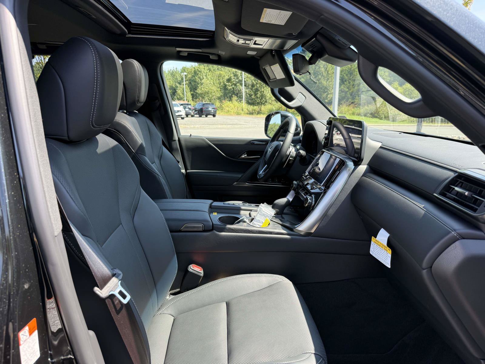 Used 2025 Lexus LX 700h Luxury AWD/4WD image 14