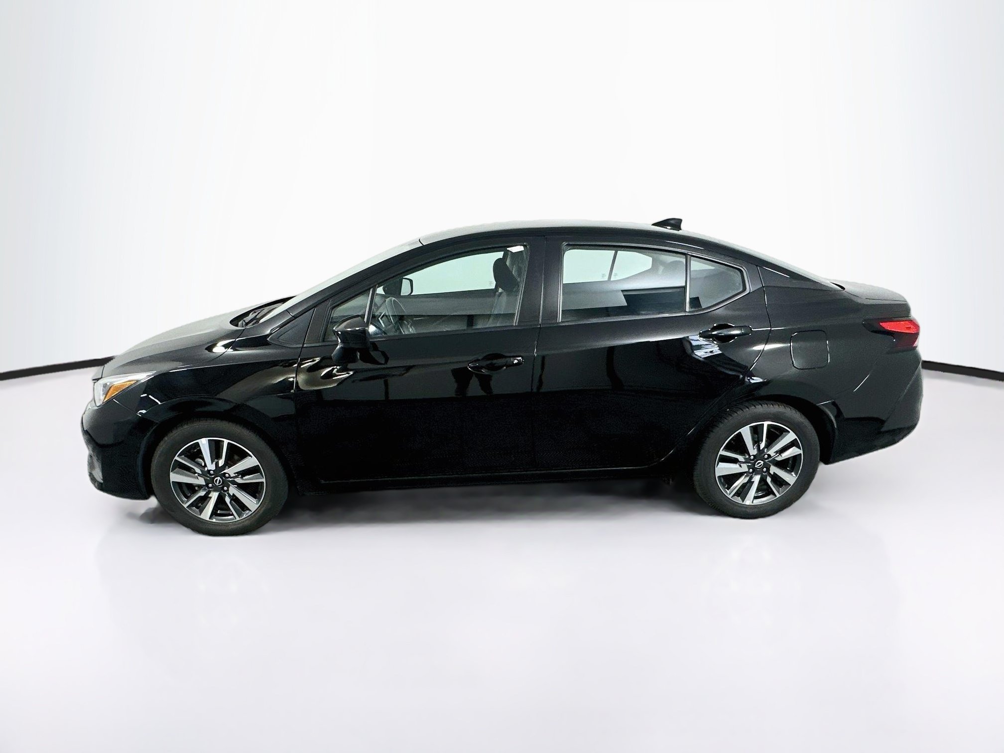 Used 2025 Nissan Versa SV FWD image 4