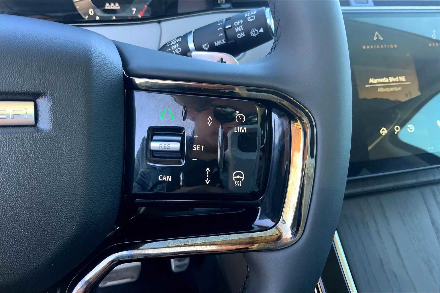 Used 2025 Land Rover Range Rover Evoque Dynamic SE image 23