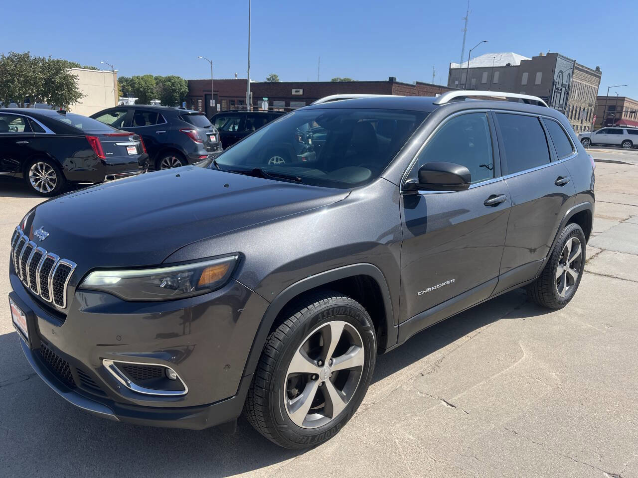 Used 2019 Jeep Cherokee Limited w/ Technology Group image 3